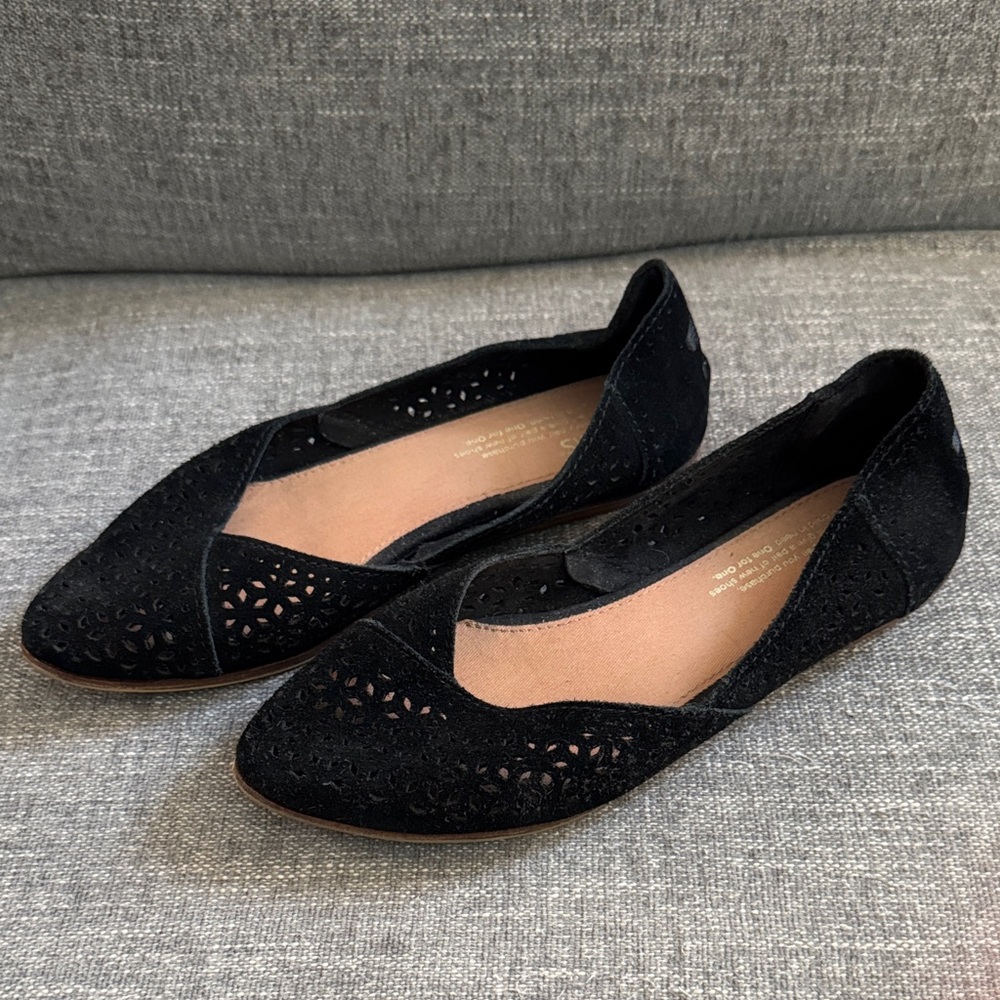 Toms Jutti Black Suede Flat. - Picture 3 of 6